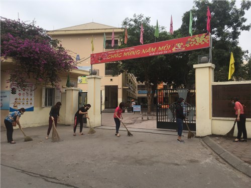 Trường Tiểu học Sài Đồng tích cực tham gia tổng vệ sinh môi trường